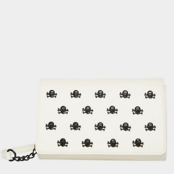 🔹️Betsey Johnson🔹️ 💀 XOSYBIL2 white SKULL CROSSBODY WHITE 💀 - Picture 1 of 4